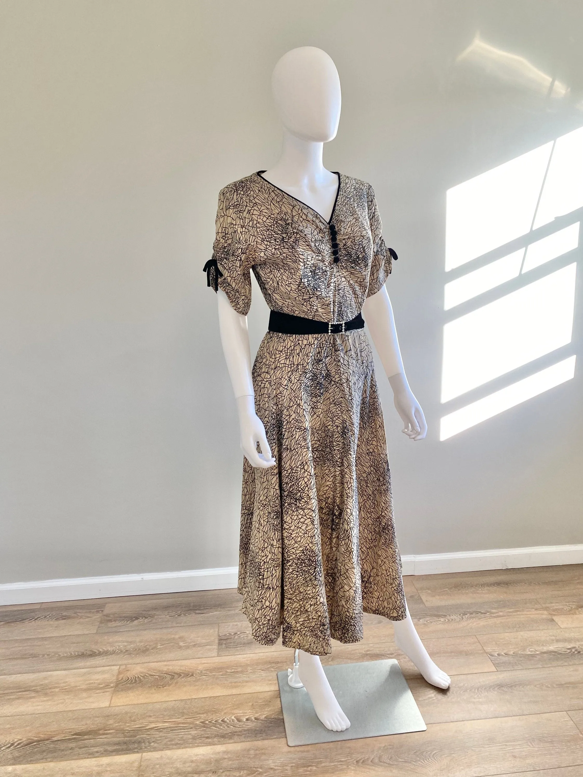 Vintage 1950s Champagne Abstract Print Dress / 50s party dress / 1950s holiday dress / Size M